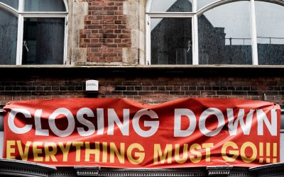 A sign saying closing down