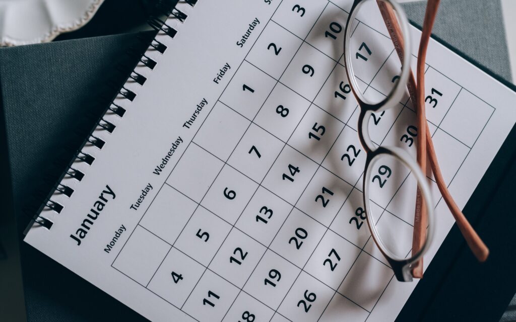 Calendar displaying January with glasses